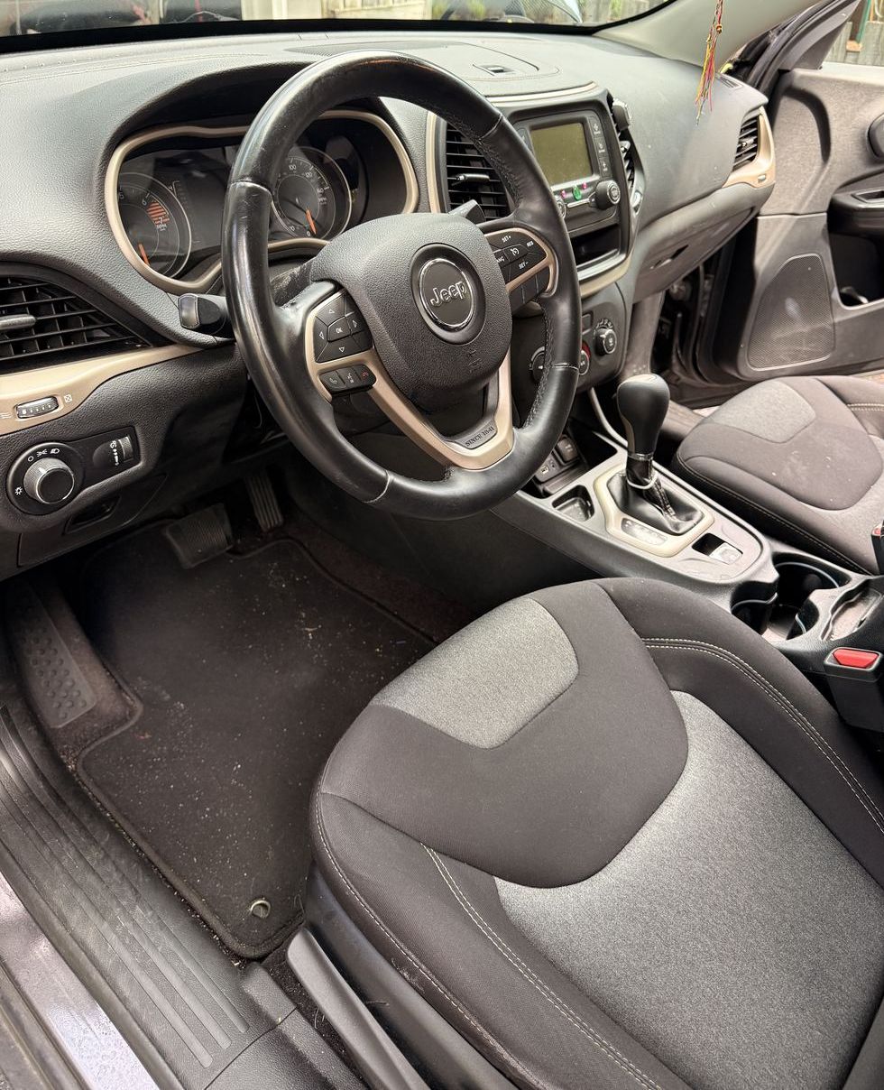 Jeep Cherokee cockpit before detailing, dusty floor